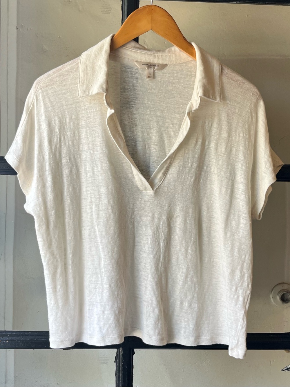 Beautiful Cream Linen Banana Republic V-Neck Top